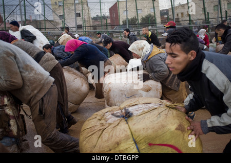 La contrebande sur la frontière de Melilla Espagne frontière contrebandier. marocain le Maroc des produits de contrebande illégale de contrebande contrebande bootleg porter Banque D'Images