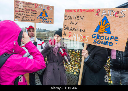 Paris, France.Manifestation publique, Groupe français de lutte contre le SIDA, AIDES, employés militants protestant contre la redondance de certains de ses employés, manifestants Sourds tenant des signes, manifestations de budget, coupures de personnel Banque D'Images