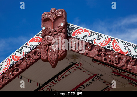 La sculpture sur bois sur les Maoris Meeting House, East Cape, Île du Nord, Nouvelle-Zélande Banque D'Images