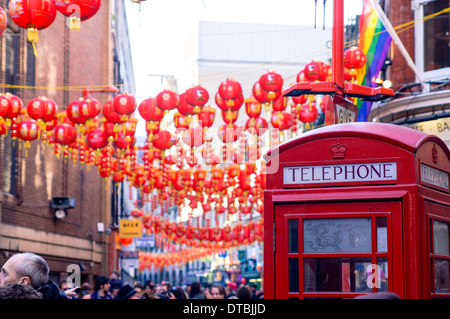 Le Nouvel An chinois avec des lanternes traditionnelles rouge iconique British Phone box en premier plan Banque D'Images