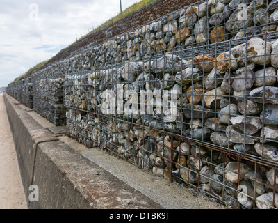 Gabions cages grillagées remplies de fil remplie de roches et de galets d'aider comme défense de la mer sur la côte de Norfolk en Angleterre Banque D'Images