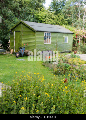 Grand abri de jardin avec pelouse et brouette en face de l'East Anglia Norfolk Angleterre Banque D'Images