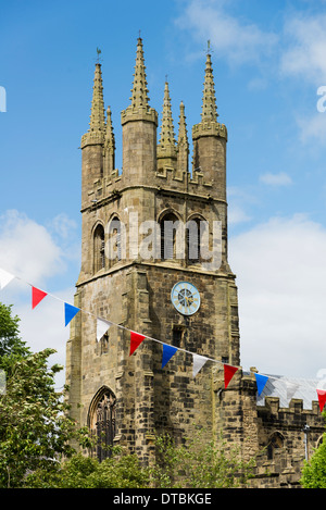 Tideswell to Church of St John the Baptist avec bunting dans le Derbyshire Peak District en Angleterre Banque D'Images