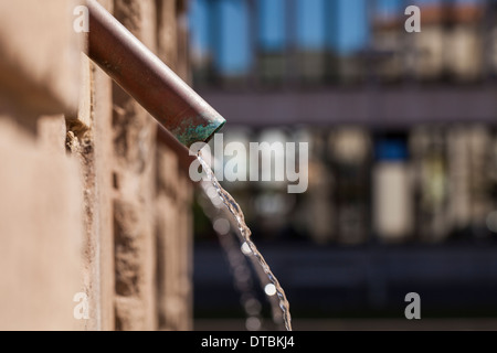 L'eau s'écoule à partir d'un tuyau de cuivre dans un ancien système d'approvisionnement en eau dans Santa Cruz, Tenerife, Canaries, Espagne. Banque D'Images