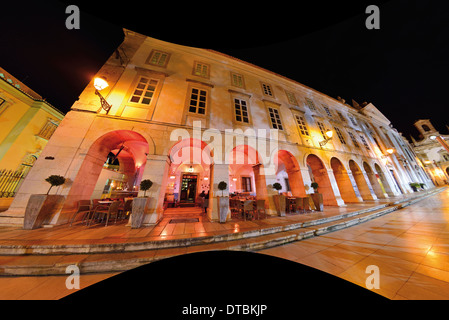 Le Portugal, l'Algarve : arcade illuminée nocturne construction de la 'Columbus Bar" à Faro Banque D'Images