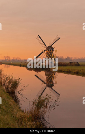 Moulin de drainage ''l'espoir est éternel'' au lever du soleil à Voorhout, Hollande méridionale, Pays-Bas Banque D'Images