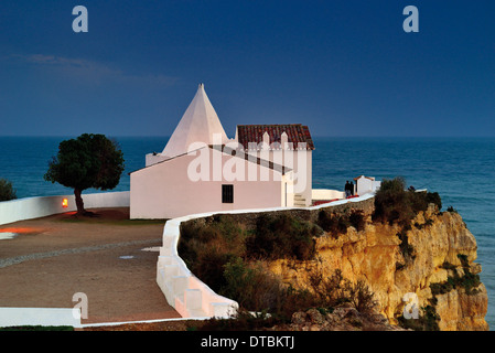 Le Portugal, l'Algarve : vue nocturne à l'époque médiévale chapelle Nossa Senhora da Rocha à Armacao de Pera Banque D'Images