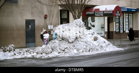 Big, sale tas de neige et de glace, recueillies au cours de nombreuses tempêtes de neige cette saison Banque D'Images