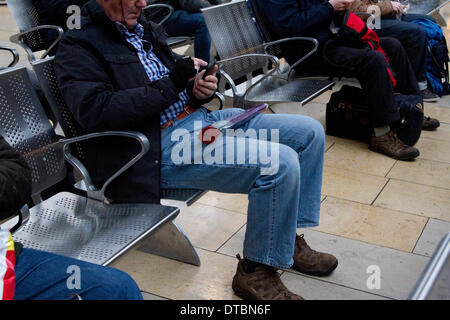 London UK. 14 février 2014. Un homme est assis avec une rose à la gare de Paddington, London à acheter des fleurs sur St Valentines Day qui est associé avec l'amour romantique Crédit : amer ghazzal/Alamy Live News Banque D'Images