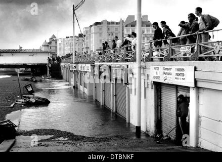 Front de mer de Brighton magasins inondés en 1992 UK Banque D'Images