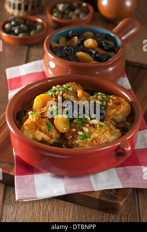 Pollo a la catalana. Poulet catalan avec des fruits secs et noix de pin de l'alimentation de l'Espagne Banque D'Images