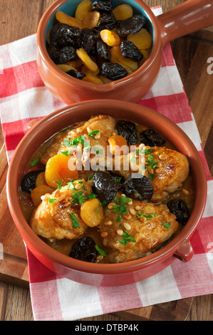 Pollo a la catalana. Poulet catalan avec des fruits secs et noix de pin de l'alimentation de l'Espagne Banque D'Images