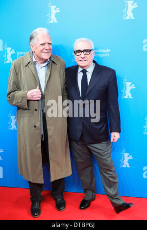 Berlin, Allemagne. Feb 14, 2014. Réalisateur Martin Scorsese (R) et l'Allemand Michael Hallhaus uncredited arrivent sur le tapis rouge pour la projection de 'Untitled New York Review of Books' documentaire lors de la 64e Berlinale Festival International du Film de Berlin, Allemagne, le 14 février, 2014. Credit : Zhang Fan/Xinhua/Alamy Live News Banque D'Images