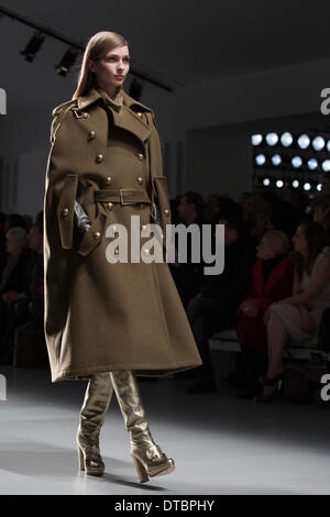 Londres, Angleterre, Royaume-Uni. 14 février 2014. A model au défilé DAKS lors de la London Fashion Week AW14 à Somerset House. Credit : CatwalkFashion/Alamy Live News Banque D'Images