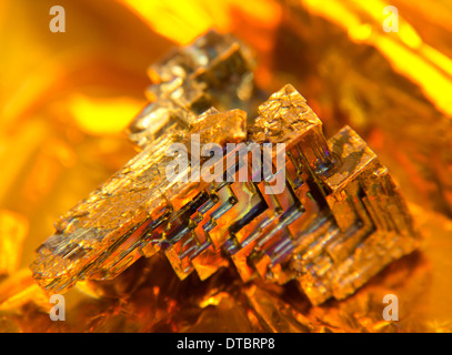 Un cristal Bismuth multicolores, chaud illuminée en retour d'or Banque D'Images