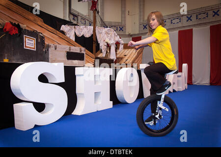 Blackpool, Lancashire, Royaume-Uni 14 février, 2014. Les enfants actifs à Blackpool's festival annuel de cirque, de magie et de nouvelle variété. Les dix jours du festival de magie qui est Showzam voit la victime des sites célèbres de cirque et des amuseurs publics. Le festival se déroule chaque année dans Blackpool, un festival unique et extraordinaire qui comprend un certain nombre d'interprètes de haut niveau, artistes de rue, de cirque, de magie et de nouvelle variété et jamais vu auparavant présenté actes dans toute la ville. Banque D'Images