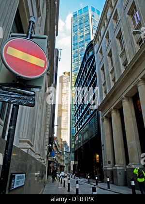 Stree dans la ville de Londres et la Tour 42 montrant tour de la Bourse à distance, Londres, Angleterre, Royaume-Uni Banque D'Images