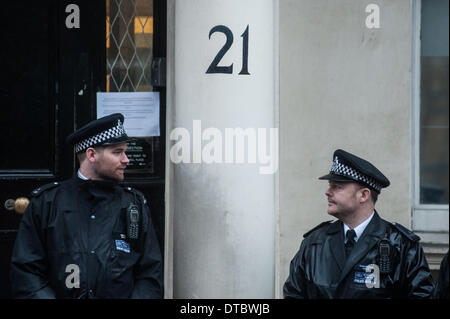 Londres, Royaume-Uni - 14 Février 2014 : les agents de police se tient juste en face de l'ambassade de portes comme la Grande-Bretagne et les activistes musulmans partisans d'abord démontrer dans le centre de Londres/Cruciatti Crédit : Piero Alamy Live News Banque D'Images