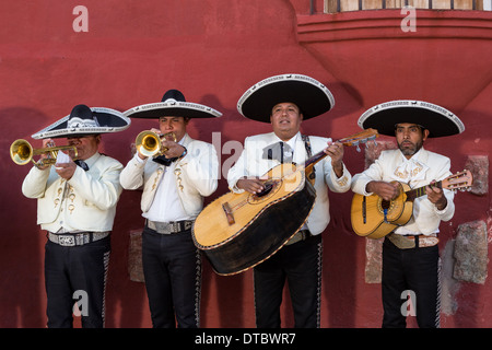 Un mariachi band joue pendant le jour de la Fête des Morts connus en espagnol comme d'un de muertos 5 Novembre, 2013 à Oaxaca, au Mexique. Banque D'Images