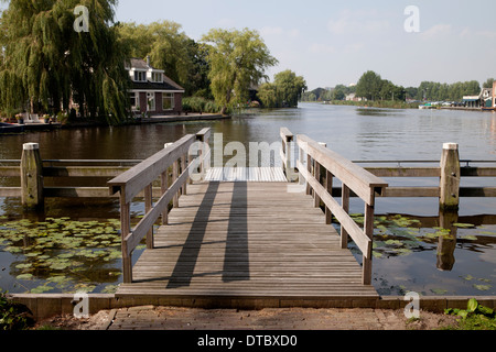 Jetée en bois sur la rivière à Amstelhoek, Pays-Bas Banque D'Images