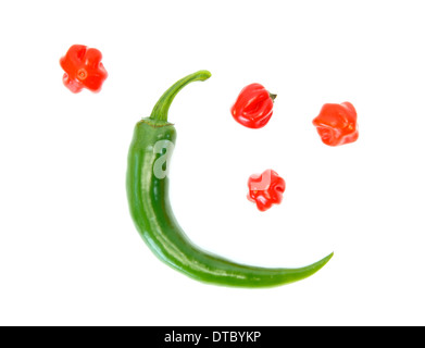 Deux différents types de piments comme la lune et les étoiles contre fond blanc Banque D'Images