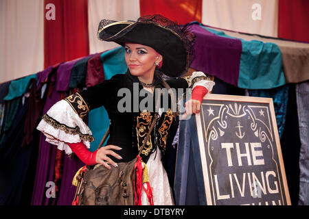 Blackpool, Lancashire, Royaume-Uni 14 février, 2014. Buccaneer Nona Cabasa à Blackpool's festival annuel de cirque, de magie et de nouvelle variété. Les dix jours du festival de magie qui est Showzam voit la victime des célèbres lieux d'équilibristes, jongleurs et artistes de rue. Le festival se déroule chaque année dans Blackpool, un festival unique et extraordinaire qui comprend un certain nombre d'interprètes de haut niveau, artistes de rue, de cirque, de magie et de nouvelle variété et jamais vu auparavant présenté actes dans toute la ville. Banque D'Images