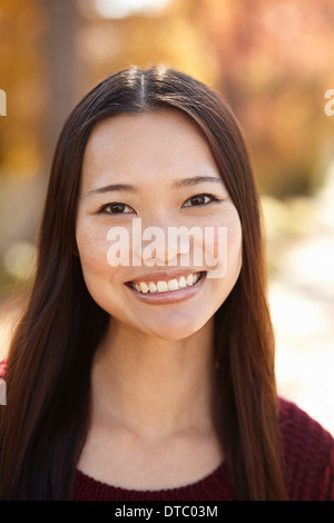 Portrait of young woman in park Banque D'Images