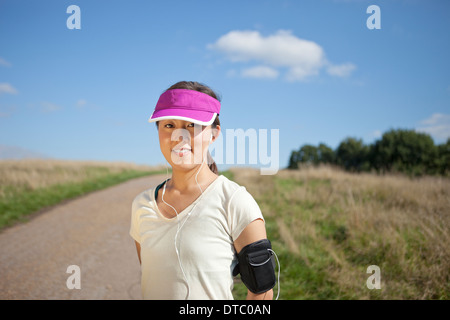 Portrait of young female runner sur un chemin de terre Banque D'Images