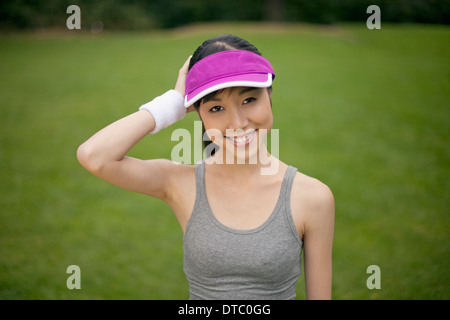 Portrait of young female runner in park Banque D'Images
