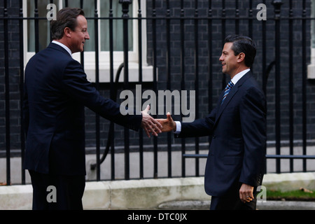 Le Premier ministre britannique David Cameron (G) accueille le président élu du Mexique, Enrique Peña Nieto Banque D'Images
