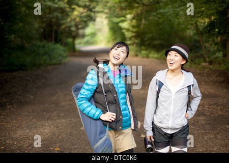 Deux jeunes femmes les randonneurs on country road Banque D'Images