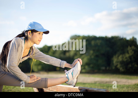 Young female runner stretching jambes Banque D'Images