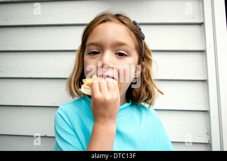 Jeune fille goulument eating sandwich Banque D'Images