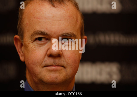 Ian Hislop assiste à la Private Eye livre événement chantant à Selfridges à Londres Grande-bretagne 11 décembre 2012. Banque D'Images