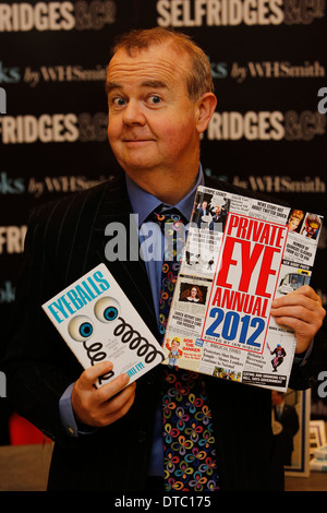 Ian Hislop assiste à la Private Eye livre événement chantant à Selfridges à Londres Grande-bretagne 11 décembre 2012. Banque D'Images