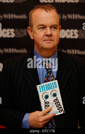 Ian Hislop assiste à la Private Eye livre événement chantant à Selfridges à Londres Grande-bretagne 11 décembre 2012. Banque D'Images