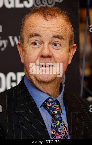 Ian Hislop assiste à la Private Eye livre événement chantant à Selfridges à Londres Grande-bretagne 11 décembre 2012. Banque D'Images