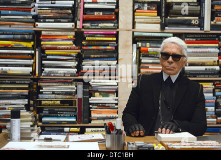 Essen, Allemagne. Feb 14, 2014. Le créateur de mode Karl Lagerfeld est assis dans une réplique de son bureau qui fait partie d'une exposition, co-conçue par Lagerfeld, au Musée Folkwang à Essen, Allemagne, 14 février 2014. L'exposition intitulée 'Contraste' parallèle est la première grande rétrospective de la créatrice de mode créative de l'ensemble de l'oeuvre. Du 16 février au 11 mai, il présente de nouvelles créations de mode, un énorme mur installation de photographies et dessins et œuvres de Lagerfeld collection de livres et de l'étiquette. Photo : CAROLINE SEIDEL/dpa/Alamy Live News Banque D'Images