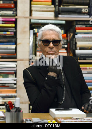 Essen, Allemagne. Feb 14, 2014. Le créateur de mode Karl Lagerfeld est assis dans une réplique de son bureau qui fait partie d'une exposition, co-conçue par Lagerfeld, au Musée Folkwang à Essen, Allemagne, 14 février 2014. L'exposition intitulée 'Contraste' parallèle est la première grande rétrospective de la créatrice de mode créative de l'ensemble de l'oeuvre. Du 16 février au 11 mai, il présente de nouvelles créations de mode, un énorme mur installation de photographies et dessins et œuvres de Lagerfeld collection de livres et de l'étiquette. Photo : CAROLINE SEIDEL/dpa/Alamy Live News Banque D'Images