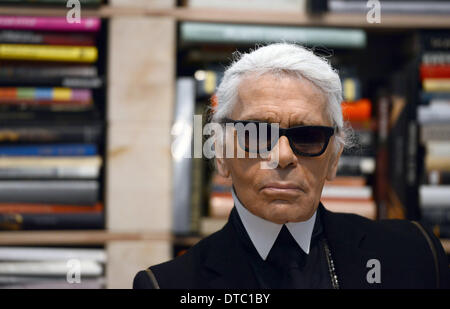 Essen, Allemagne. Feb 14, 2014. Le créateur de mode Karl Lagerfeld est assis dans une réplique de son bureau qui fait partie d'une exposition, co-conçue par Lagerfeld, au Musée Folkwang à Essen, Allemagne, 14 février 2014. L'exposition intitulée 'Contraste' parallèle est la première grande rétrospective de la créatrice de mode créative de l'ensemble de l'oeuvre. Du 16 février au 11 mai, il présente de nouvelles créations de mode, un énorme mur installation de photographies et dessins et œuvres de Lagerfeld collection de livres et de l'étiquette. Photo : CAROLINE SEIDEL/dpa/Alamy Live News Banque D'Images