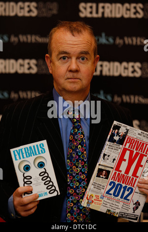 Ian Hislop assiste à la Private Eye livre événement chantant à Selfridges à Londres Grande-bretagne 11 décembre 2012. Banque D'Images