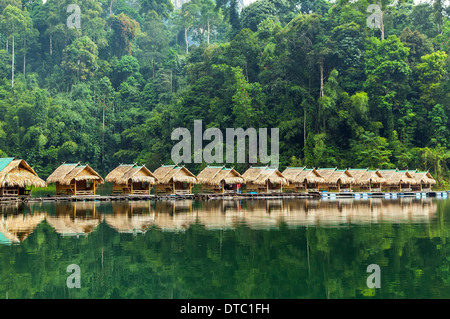 Huttes de bambou sur le lac Lan du CHEO en Thaïlande. Banque D'Images