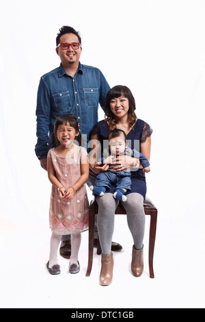 Portrait de famille du couple avec bébé garçon et fille Banque D'Images