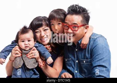 Studio portrait of mid adult couple avec bébé garçon et fille Banque D'Images