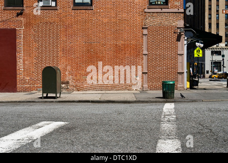 Scène de rue urbaine vide avec mur de brique dans la ville de New York. Banque D'Images