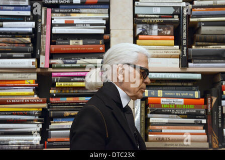 Essen, Allemagne. Feb 14, 2014. Le créateur de mode Karl Lagerfeld promenades à travers une exposition qu'il a co-conçu au Musée Folkwang à Essen, Allemagne, 14 février 2014. L'exposition intitulée 'Contraste' parallèle est la première grande rétrospective de la créatrice de mode créative de l'ensemble de l'oeuvre. Du 16 février au 11 mai, il présente de nouvelles créations de mode, un énorme mur installation de photographies et dessins et œuvres de Lagerfeld collection de livres et de l'étiquette. Photo : CAROLINE SEIDEL/dpa/Alamy Live News Banque D'Images