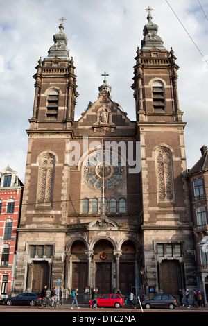 Saint Nicholas Church (néerlandais : Sint Nicolaaskerk) éclairés la nuit à Amsterdam, Hollande, Pays-Bas. Banque D'Images