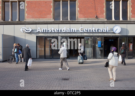 D'Amsterdam, la gare ferroviaire Centrale d'Amsterdam, Hollande, Pays-Bas. Banque D'Images