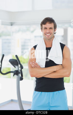 Smiling man with arms crossed at spinning class Banque D'Images