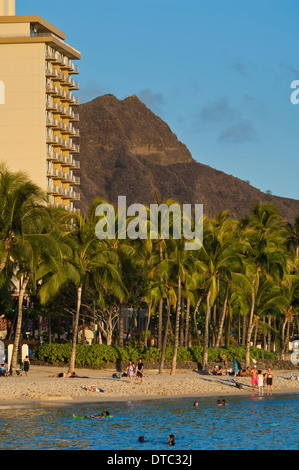 Diamond Head Crater au-dessus de Kuhio Beach Park, plage de Waikiki, Honolulu, Oahu, Hawaii Banque D'Images